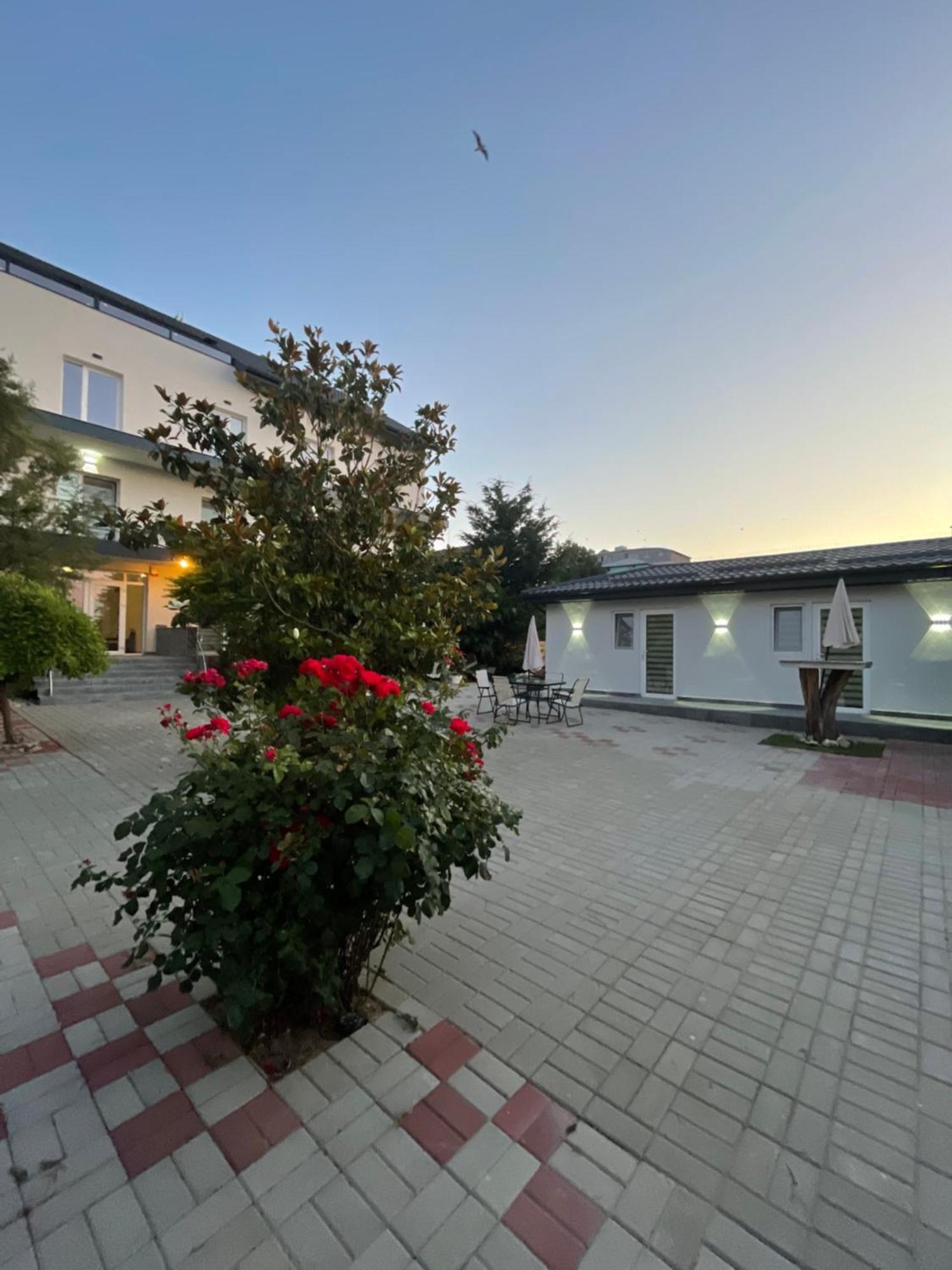 Dekor Hotel Костинещи Екстериор снимка
