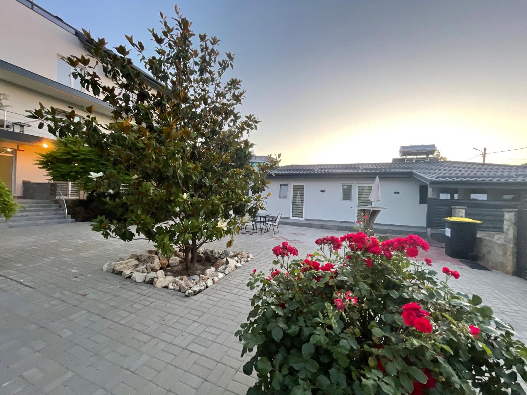 Dekor Hotel Костинещи Екстериор снимка