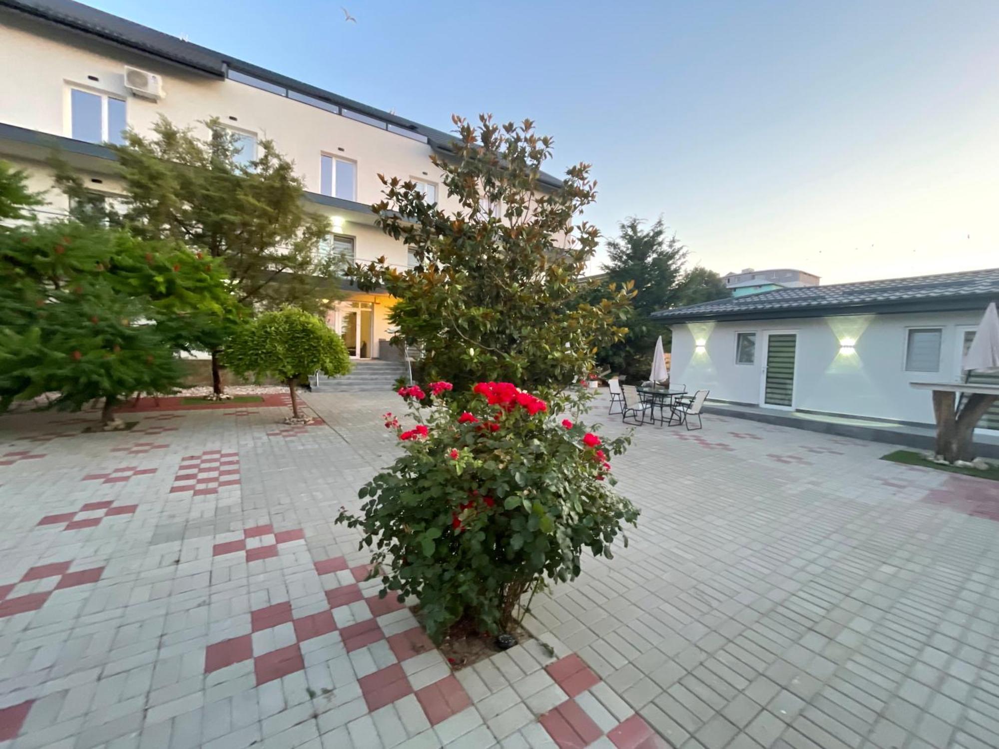 Dekor Hotel Костинещи Екстериор снимка