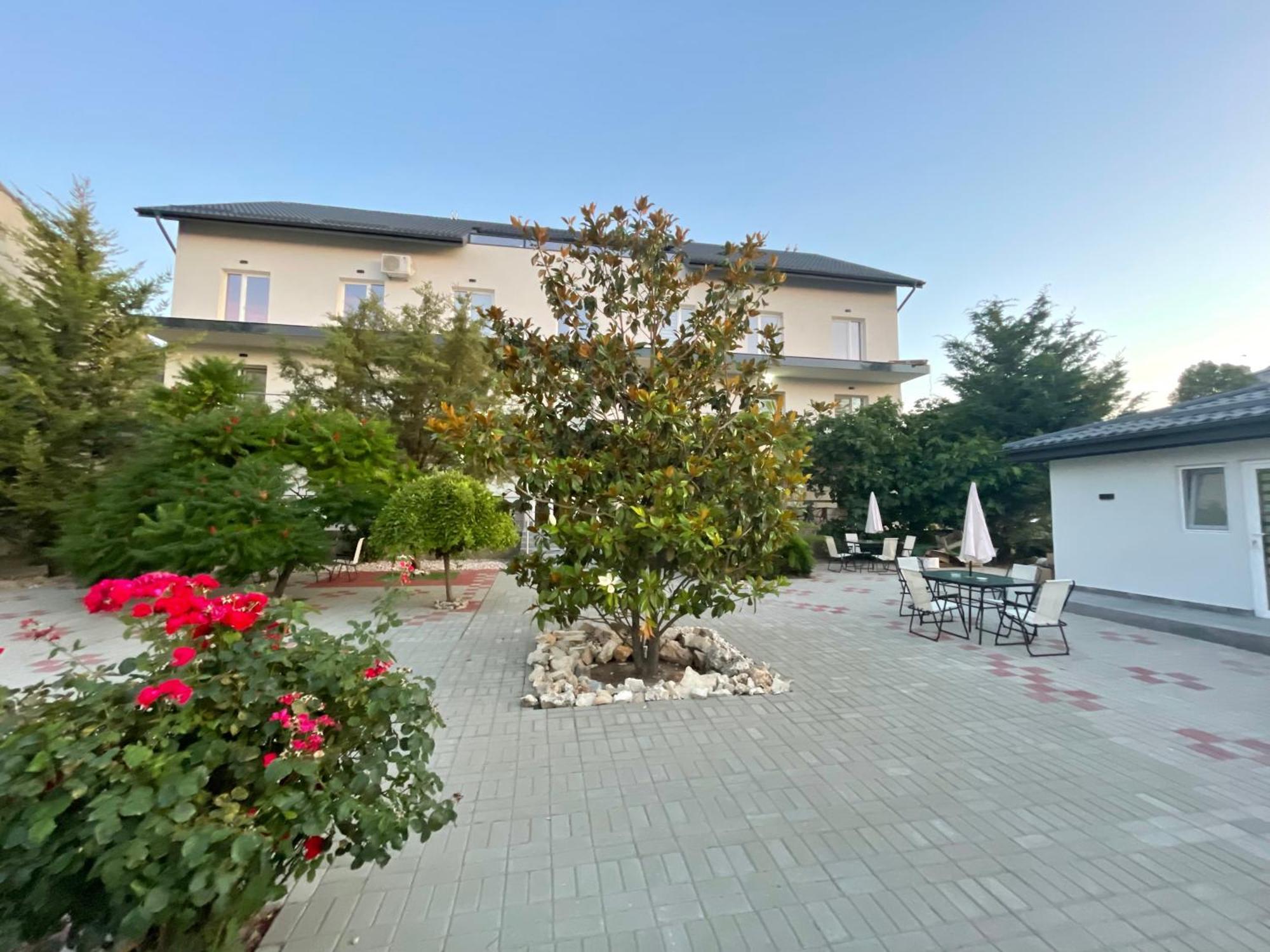 Dekor Hotel Костинещи Екстериор снимка