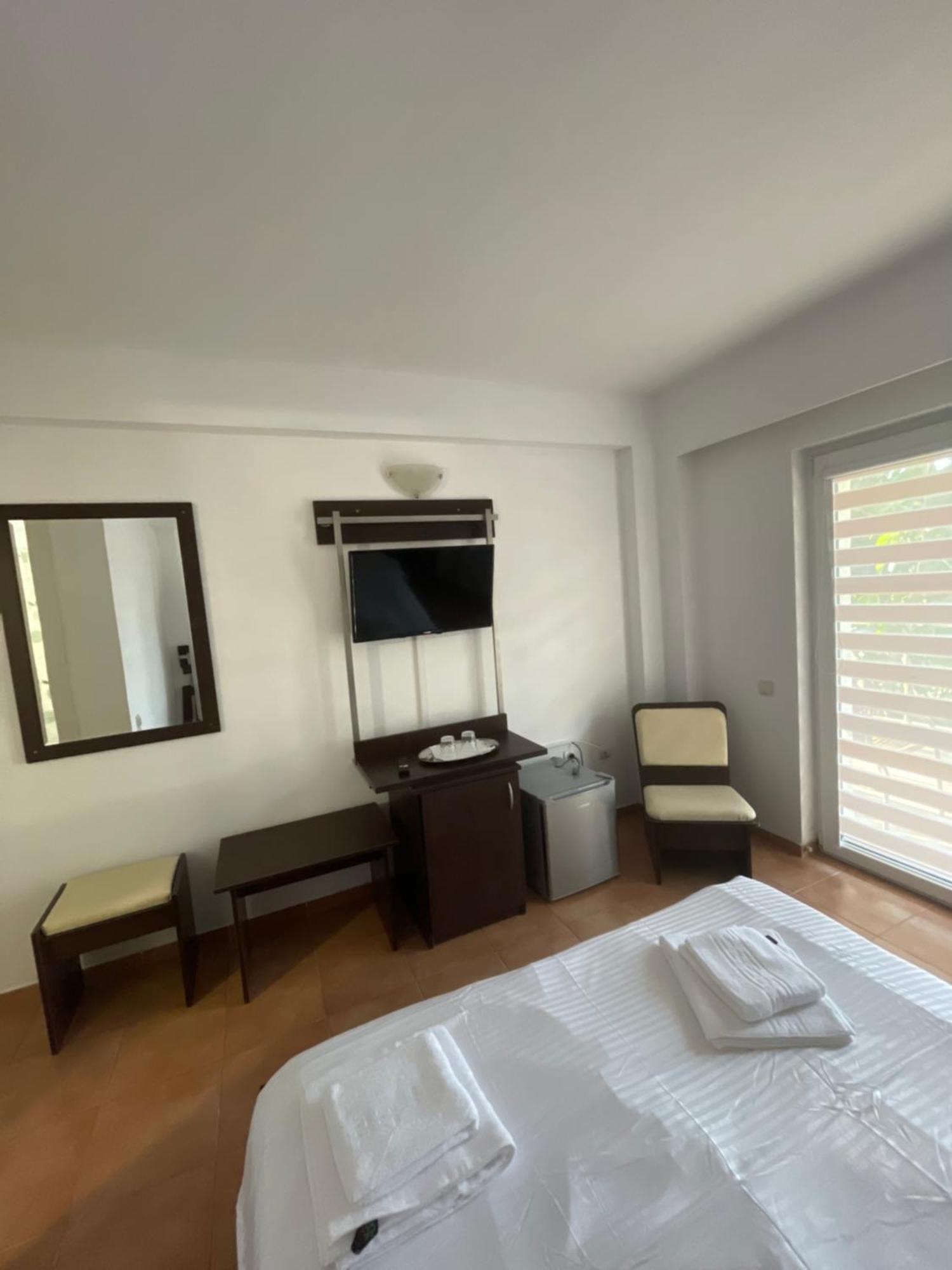 Dekor Hotel Костинещи Екстериор снимка