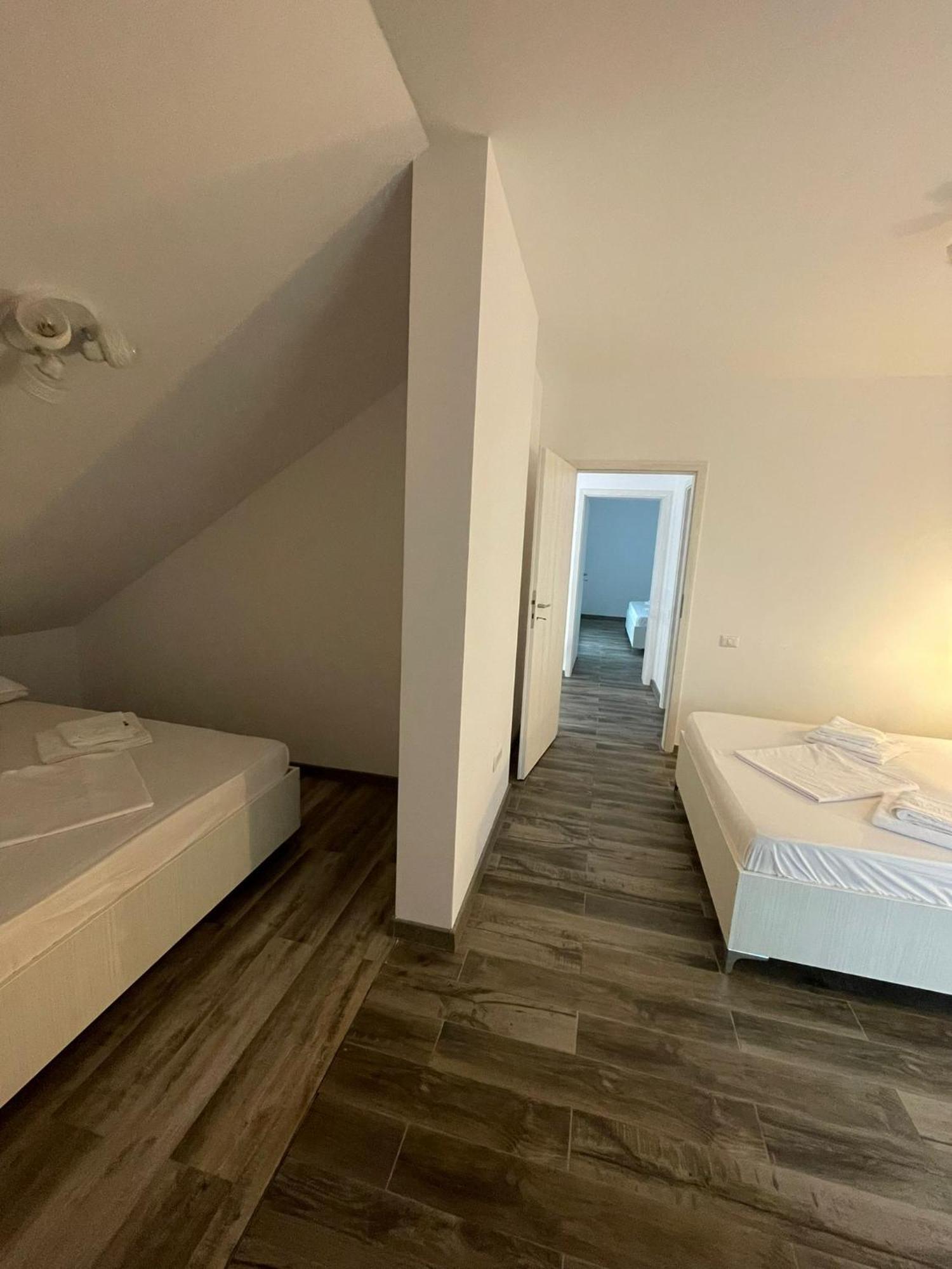 Dekor Hotel Костинещи Екстериор снимка
